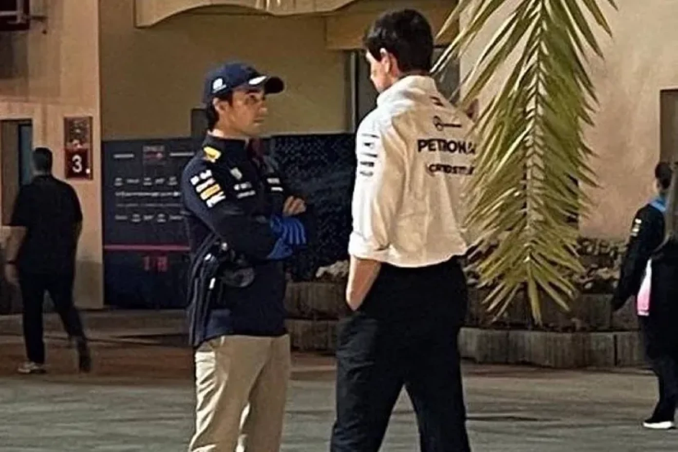 Checo Pérez sostiene plática con Toto Wolff